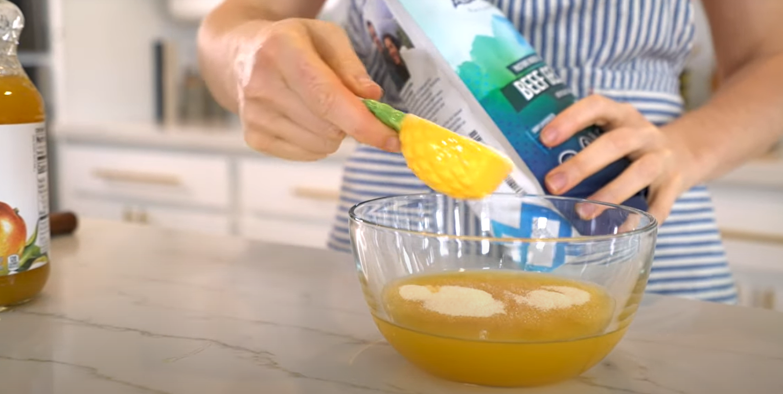 Pour gelatin powder into the glass bowl